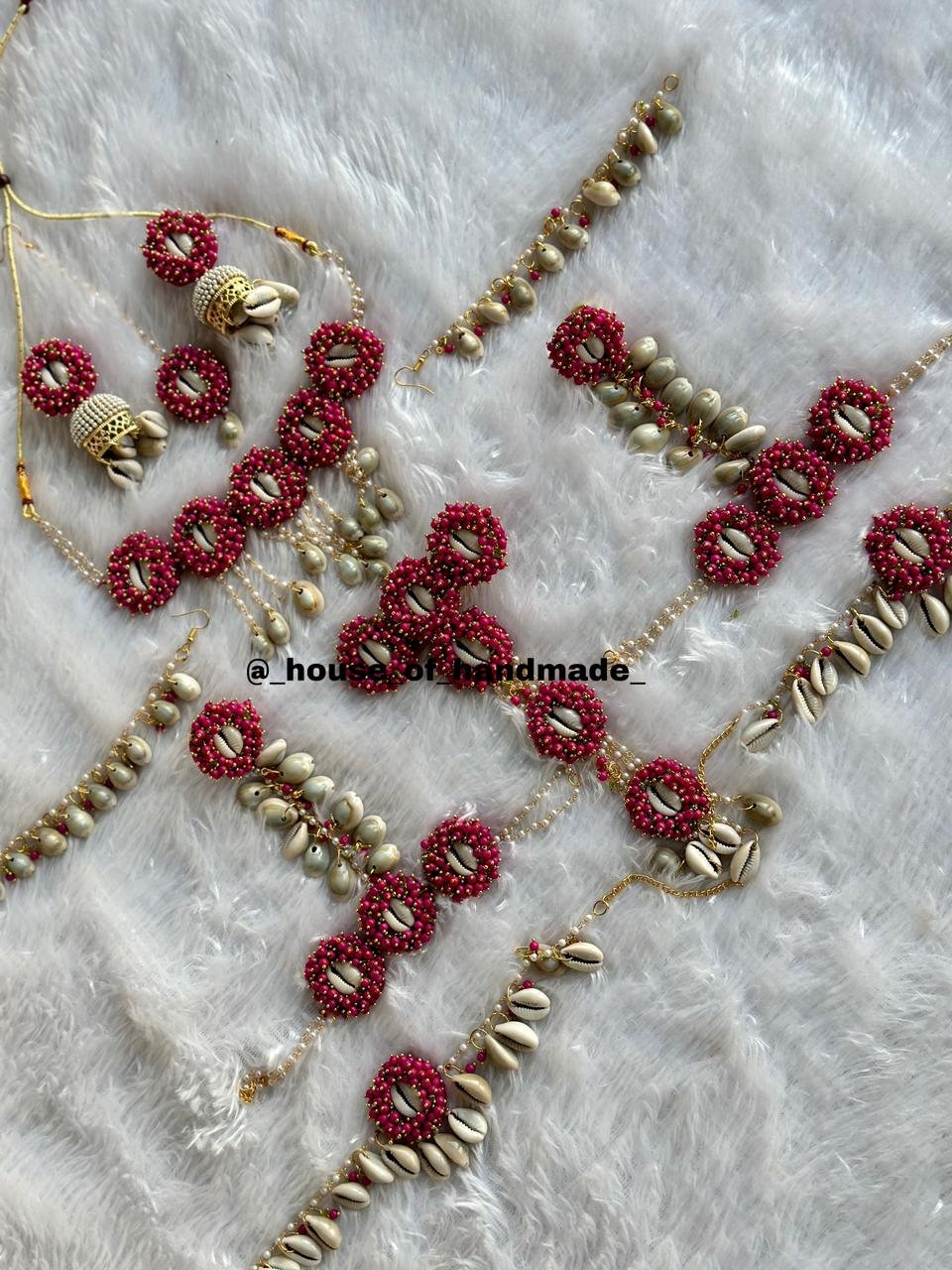 10 5 Red Beaded & Shell Jewelry Set Red Beaded & Shell Jewelry Set