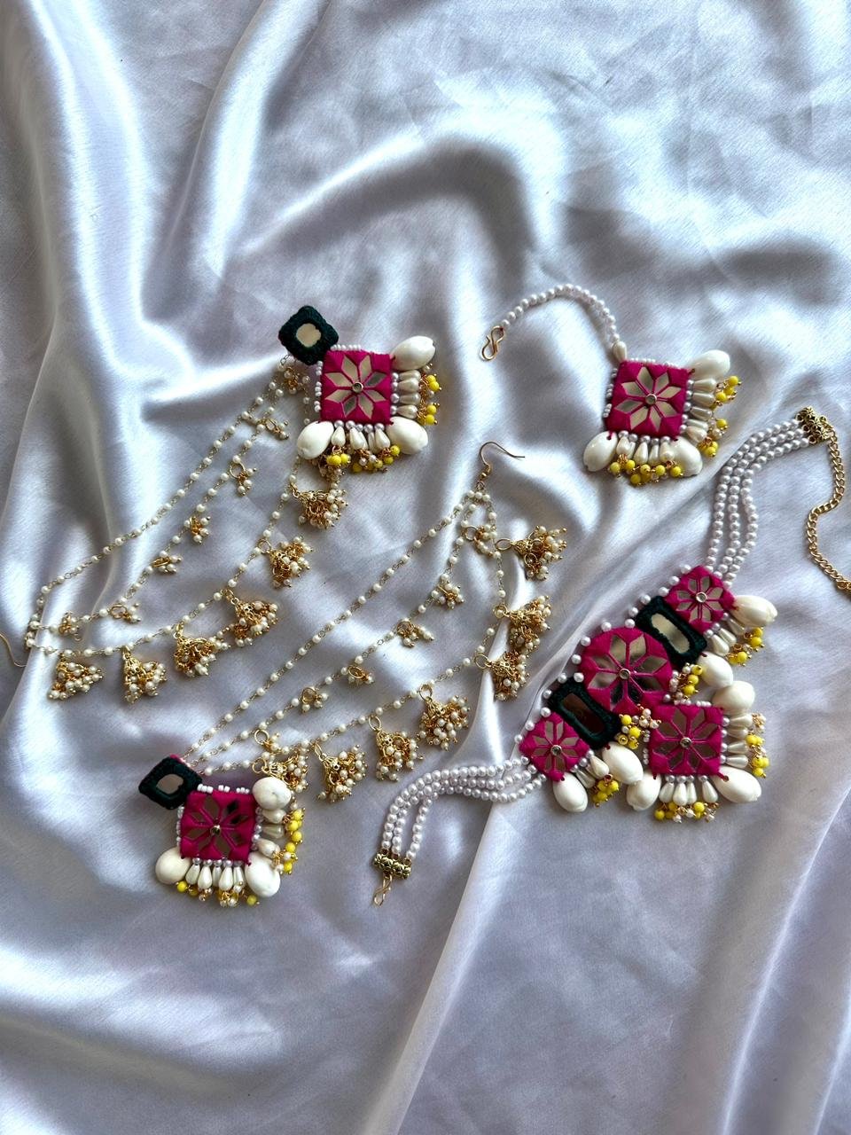 19 Pink & White Thread Work Pearl Jewelry Set with Shell Accents Pink & White Thread Work Pearl Jewelry Set with Shell Accents