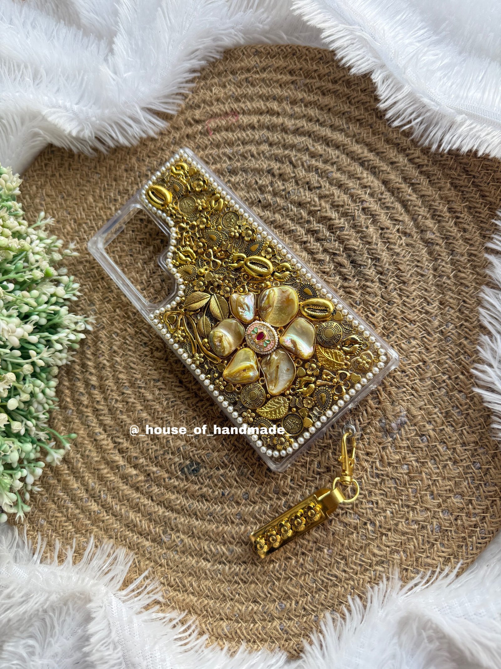 7D530D17 CC1C 4777 B256 B29BF44814CC scaled Golden charm & natural stone case Golden charm & natural stone case