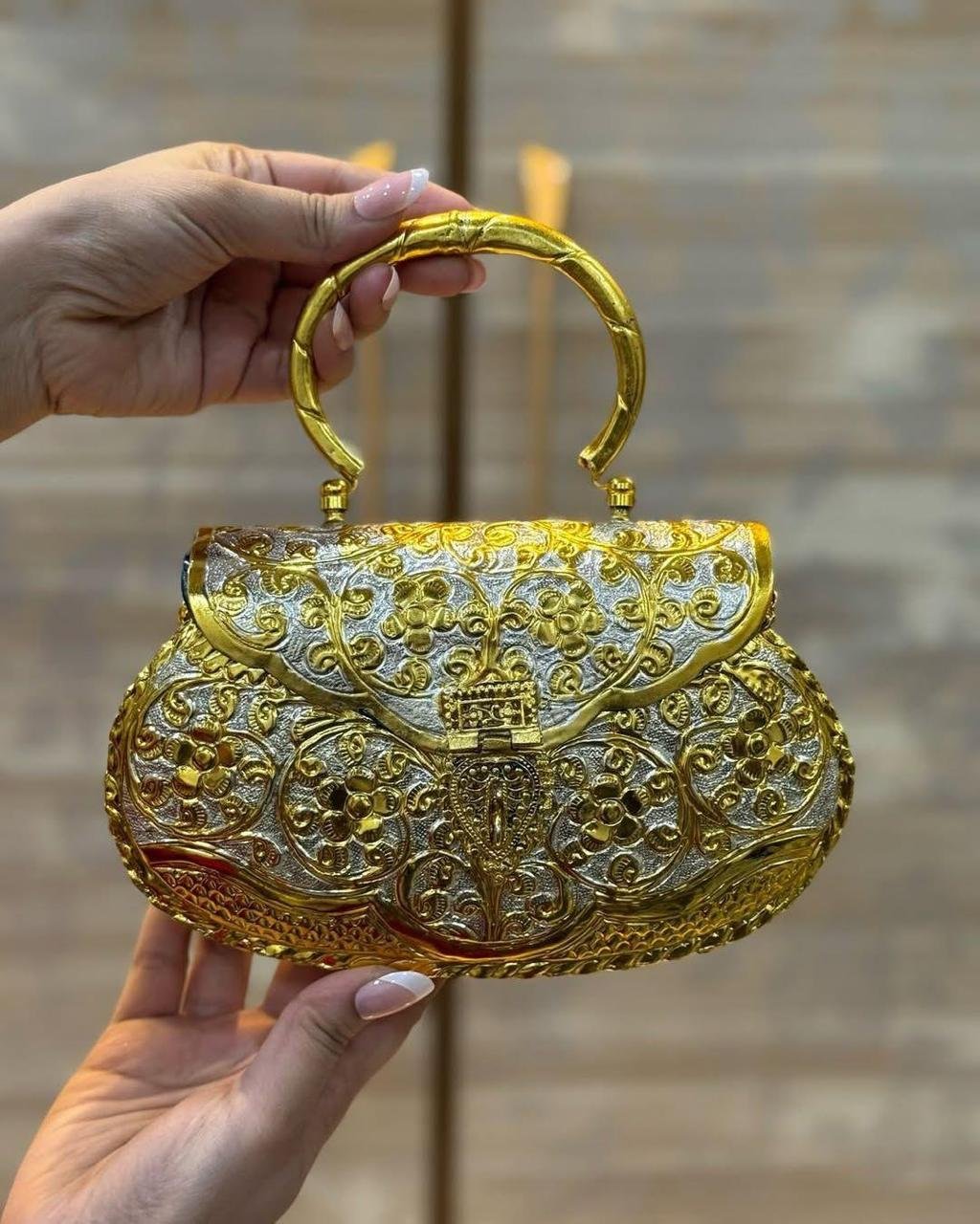A348815B 788A 40D6 BD8C 25320D88404A Silver -golden bag Silver -golden bag